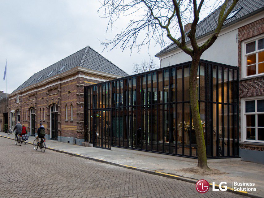LGKlimaat's tweet photo. Bij de #renovatie van de De Kazerne in #Eindhoven lag een grote uitdaging! Hoe #koel, #verwarm & #ventileer je alle verschillende ruimtes met hun eigen gebruiksfuncties, maar behoud je de monumentale uitstraling? Onze oplossing: https://t.co/KFMXOHujwX #LG #MultiV #klimaatsysteem https://t.co/k97Waxae3z