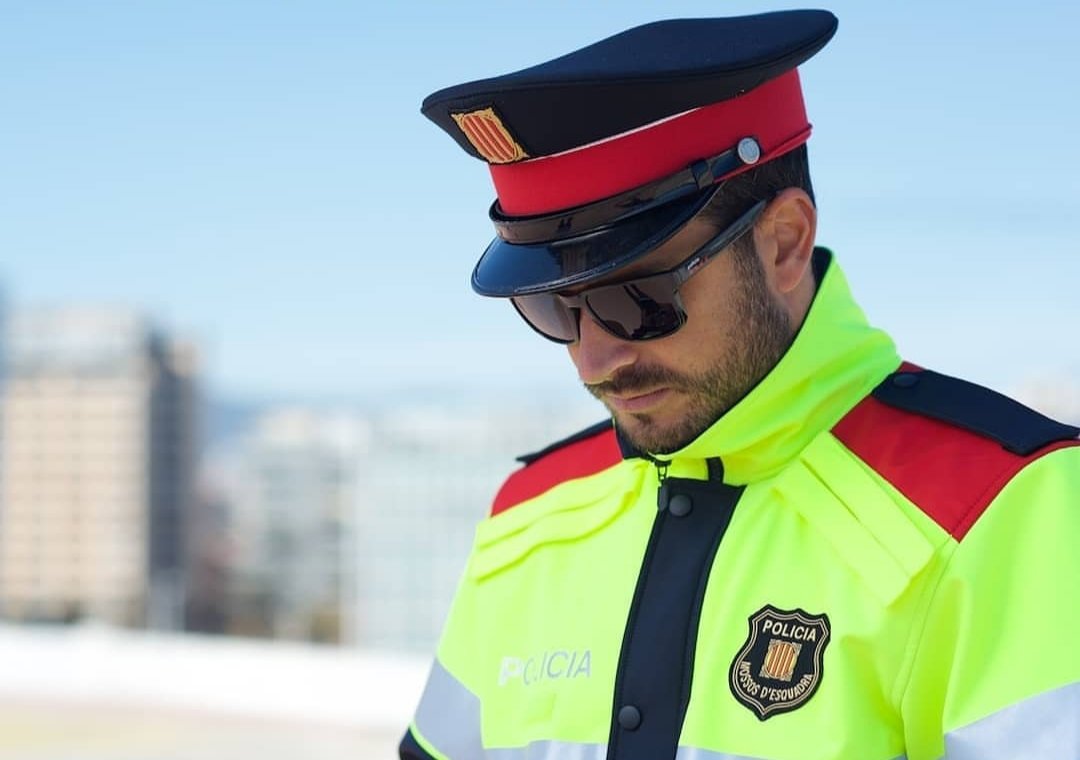 MqGuardiaCivil's tweet photo. En https://t.co/wgxwTM9vnq han empezado un proyecto donde ofrecen gafas de sol diseñadas acorde con la uniformidad de cada cuerpo de #policia. #Comomolan!

No te quedes sin la tuya, y diles que vas de parte de Más que Guardia Civil

https://t.co/pQY4AmW9JD https://t.co/bE2madbSFU
