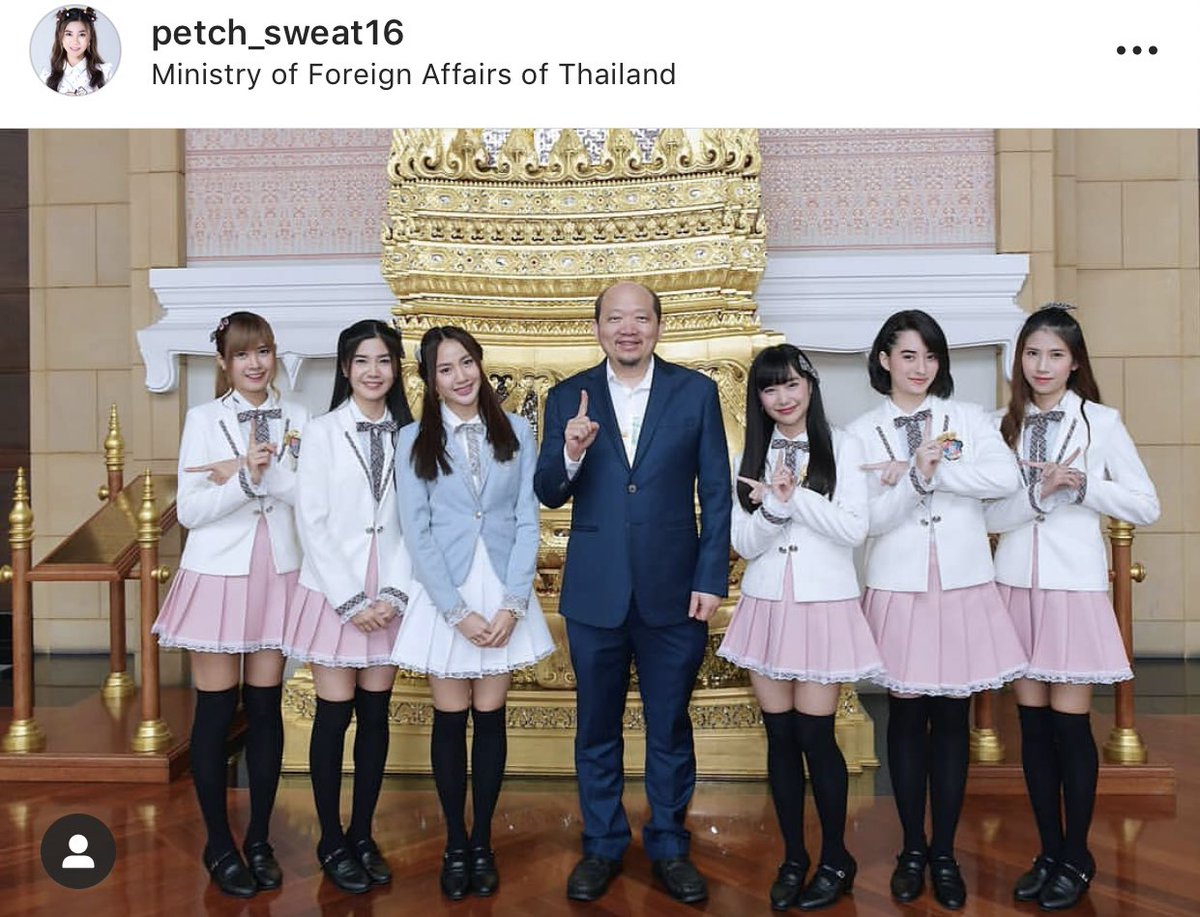 urfavgirlalways's tweet image. สิ่งที่พึ่งทราบจาก #SWEAT16documentary คือนอกจากคุณ #PetchSweat16 จะทำงานที่กระทรวงการต่างประเทศเป็นอาชีพหลัก จบตรีจากสินสาดธรรมศาสตร์แล้ว ตอนนี้คุณเพชรกำลังเรียนโทรัฐศาสตร์อยู่ที่จุฬาด้วย แล้วก็เป็นไอดอลควบไปพร้อมๆกัน แบบโหหห ทำไมทำงานหนักแบบนี้ ㅠㅠㅠ เก่งอะ