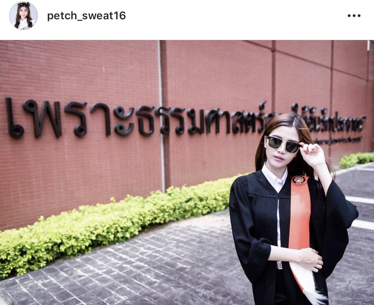 urfavgirlalways's tweet image. สิ่งที่พึ่งทราบจาก #SWEAT16documentary คือนอกจากคุณ #PetchSweat16 จะทำงานที่กระทรวงการต่างประเทศเป็นอาชีพหลัก จบตรีจากสินสาดธรรมศาสตร์แล้ว ตอนนี้คุณเพชรกำลังเรียนโทรัฐศาสตร์อยู่ที่จุฬาด้วย แล้วก็เป็นไอดอลควบไปพร้อมๆกัน แบบโหหห ทำไมทำงานหนักแบบนี้ ㅠㅠㅠ เก่งอะ