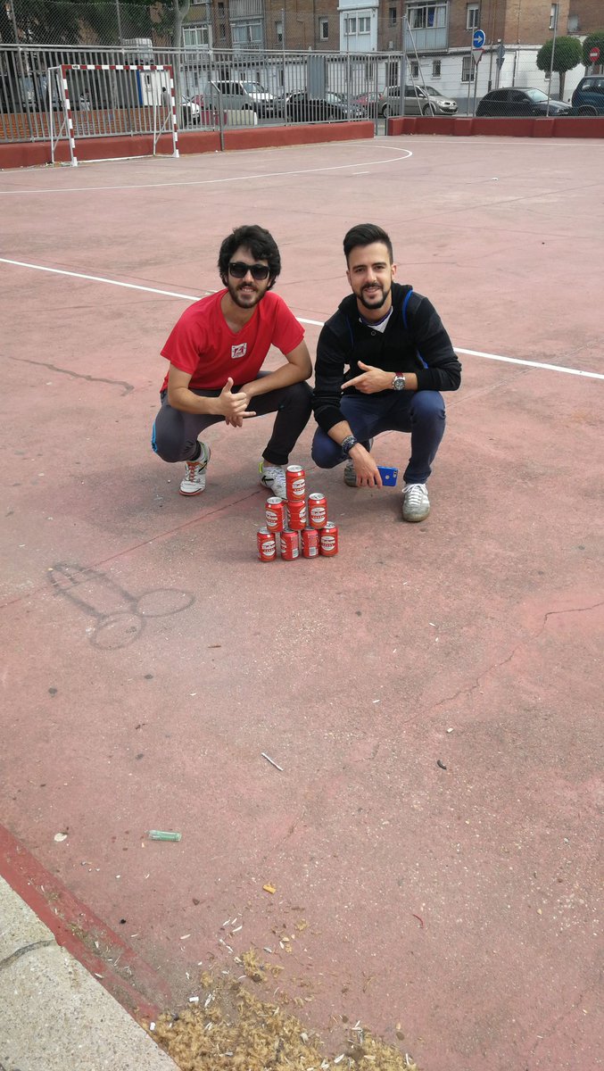 ToPozoTP's tweet photo. Primeros en llegar a La Gasolinera. Primeros en tajarnos. Héroes sin capa. https://t.co/M5xP4flZdy