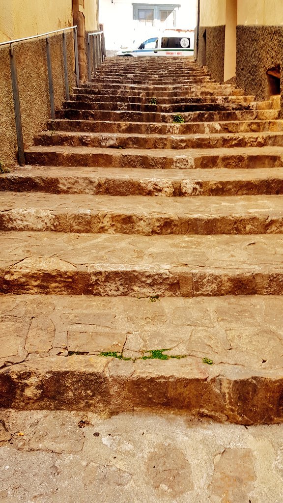 Ins19676902's tweet photo. ¿Que hacemos con un pueblo repleto de escaleras y cuestas inmensas? ¿ como lo adaptamos para que TODOS podamos acceder a cualquier lugar? #sharediversitas #diversitatuoc2 https://t.co/R8ITdUnvha