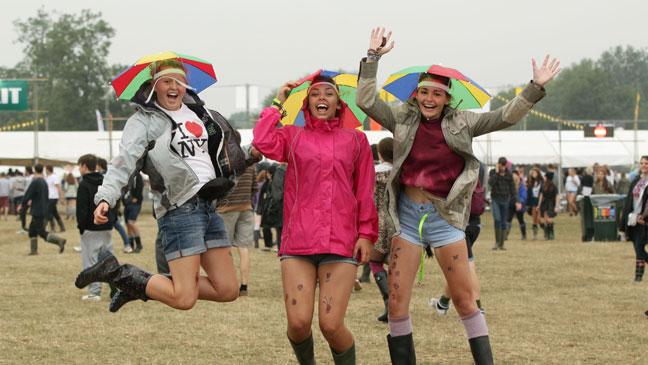 FoxHoundHouston's tweet photo. ☔ Be Festival Ready ☔

The weather forecast is kidding on it won't be glorious sunshine this Sunday...

But just in case it isn't a joke, be like these girls and come prepared! 

Or get in early to get a space in the main tent! 

#scottishfestivals #thegreatscottishweather https://t.co/MMZ8PDgm6j