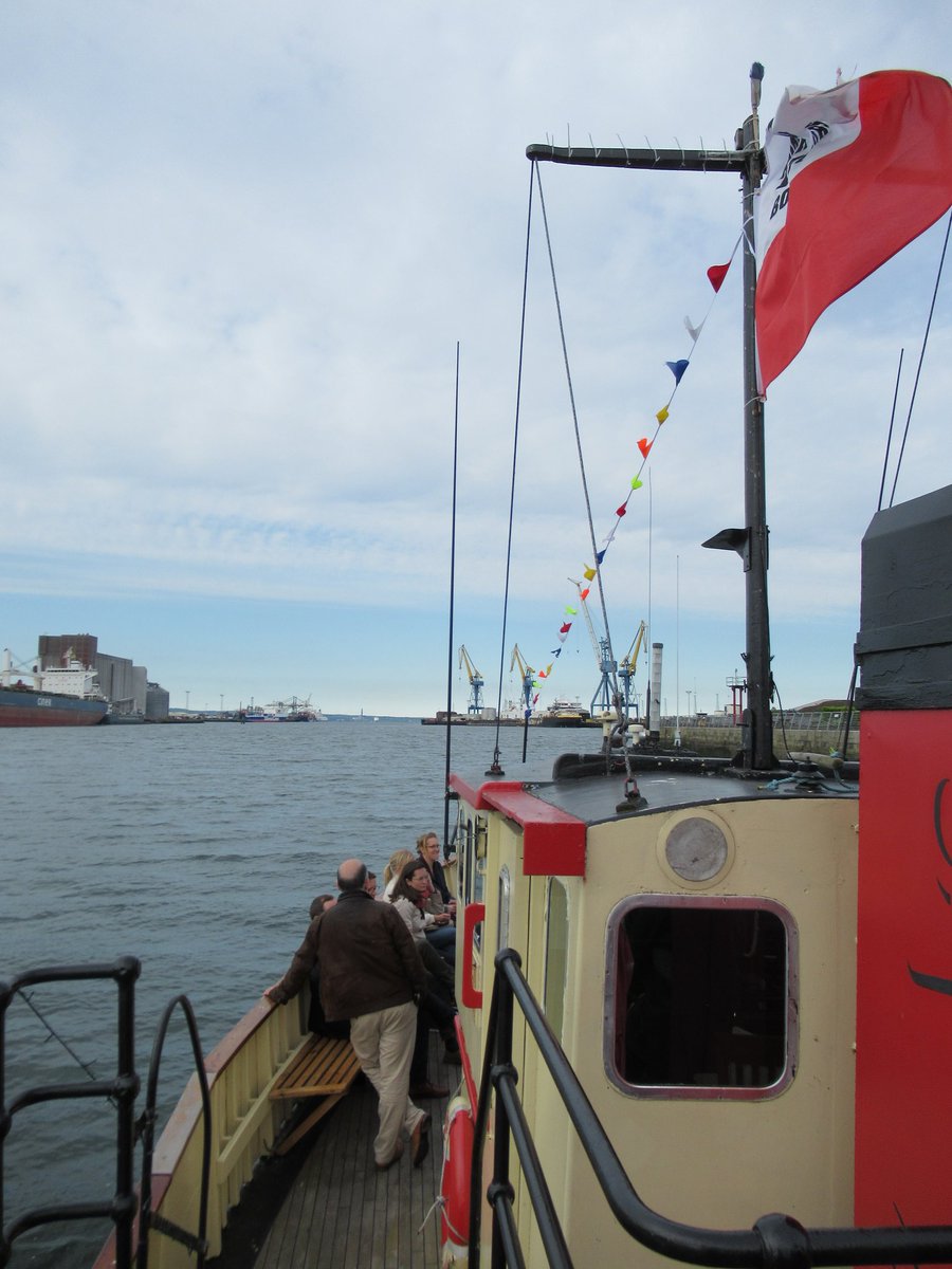 VGravey's tweet photo. As @pol_LU was visiting we floated up the Lagan (on a boat) w.  @HAPPatQUB #boattrip #commonseals #notsocommoncranes #gamesofthrones #titanic #whiskeytasting https://t.co/Dd2uTW2T2D