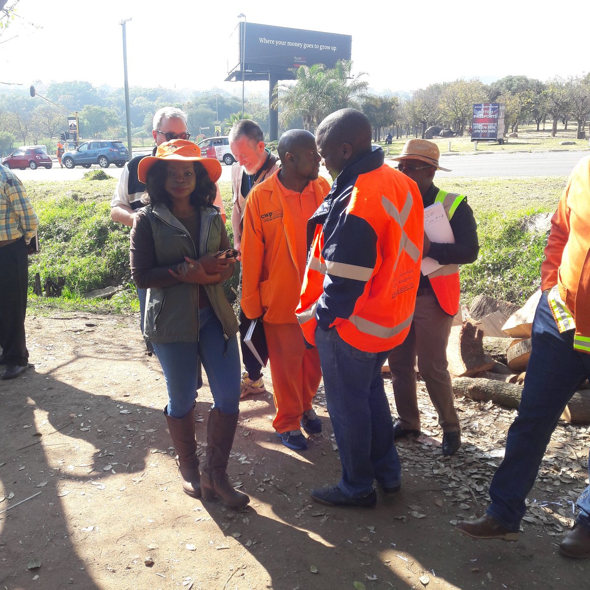 JoburgGCSS's tweet photo. Cllr Potter and CoJ officials attending to some of the problems identified in Ward 102. We are bringing the law back to the city.
#RegionBtour
#BuyaMthetho https://t.co/qO02Co57Pt
