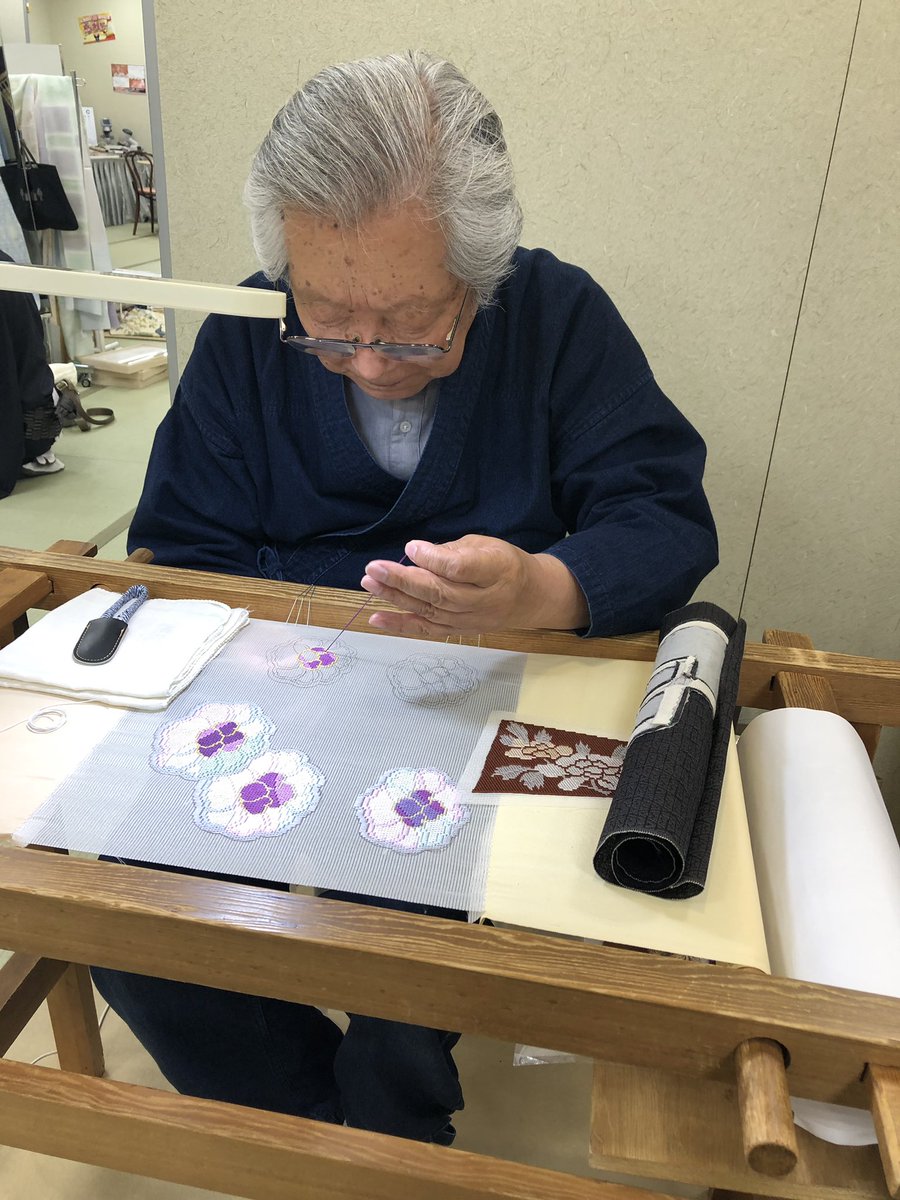 shatyou11's tweet photo. #たちばな諏訪店
#着物

- 絽刺し(ろざし)工芸帯 -

日本で唯一の絽刺し職人
坪倉祥夫先生 ご来場

三本絽の絽目を経(たて)に刺す技術
日本刺繍の一つ

絽目の大きさに合った番手の
強撚糸を使用
表面が丈夫で摩擦に強いから
糸が出たり毛羽立ちにくい

アップリケでは無く切り嵌めというのも特徴 https://t.co/j10M10Wrj2