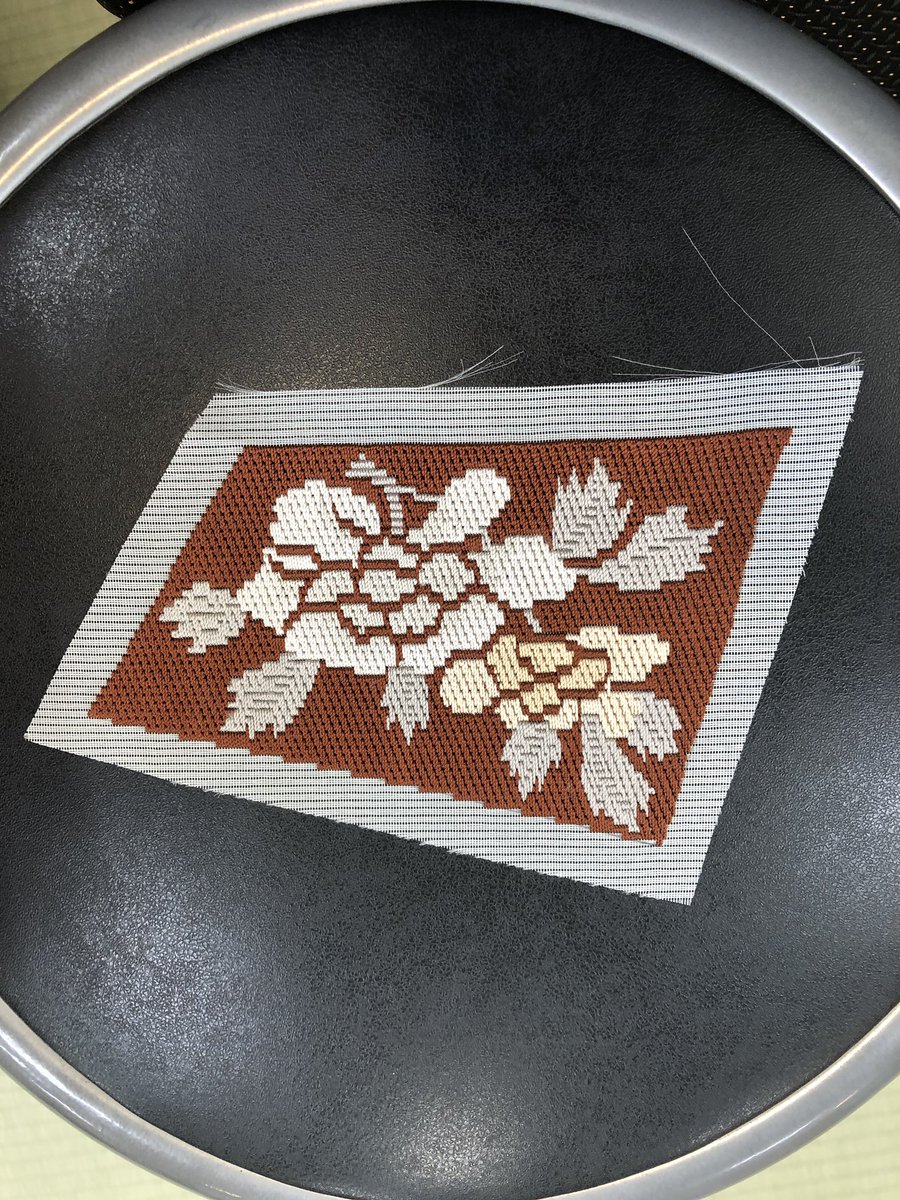 shatyou11's tweet photo. #たちばな諏訪店
#着物

- 絽刺し(ろざし)工芸帯 -

日本で唯一の絽刺し職人
坪倉祥夫先生 ご来場

三本絽の絽目を経(たて)に刺す技術
日本刺繍の一つ

絽目の大きさに合った番手の
強撚糸を使用
表面が丈夫で摩擦に強いから
糸が出たり毛羽立ちにくい

アップリケでは無く切り嵌めというのも特徴 https://t.co/j10M10Wrj2