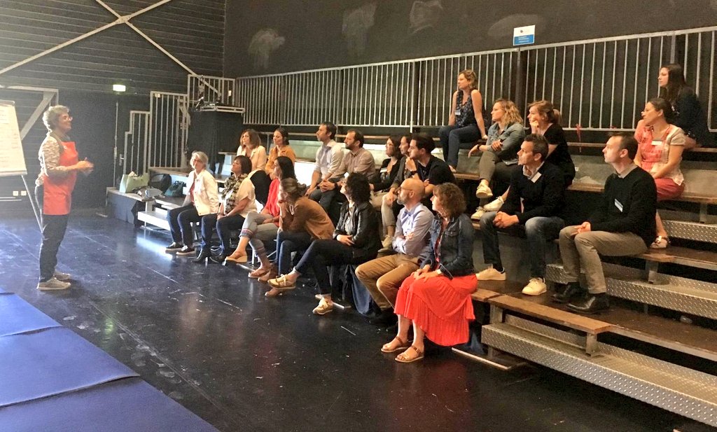 On apprend à écouter son corps et à améliorer sa posture managériale  avec Céline Erbani qui initie les participants #LaFabToulouse à la méthode #Feldenkrais