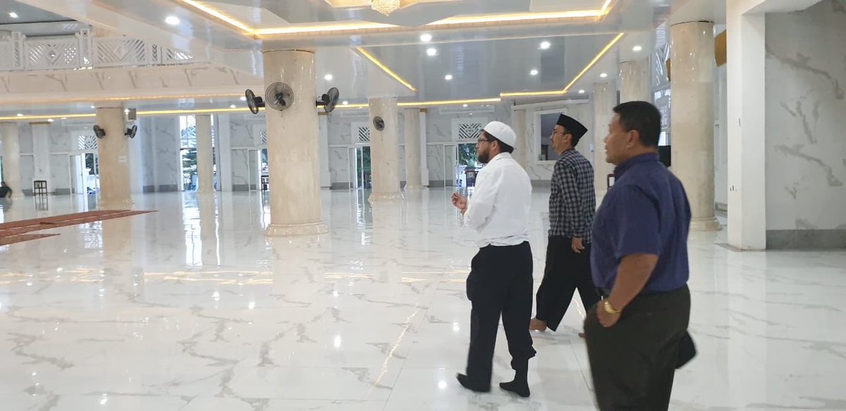 KonJenMakassar's tweet photo. Imam Essa from @Australian_Navy HMAS Success visits Sheik Yusuf Mosque in Makassar ๐ Named after the famous Makassan Imam who brought Islam to Essaโs native Capetown, South Africa. Iman Essa is also a descendant of Sheik Yusuf! ๐ฆ๐บโ๐ฎ๐ฉโ๐ฟ๐ฆ๐#IPE19 https://t.co/d0TlyDLlqU