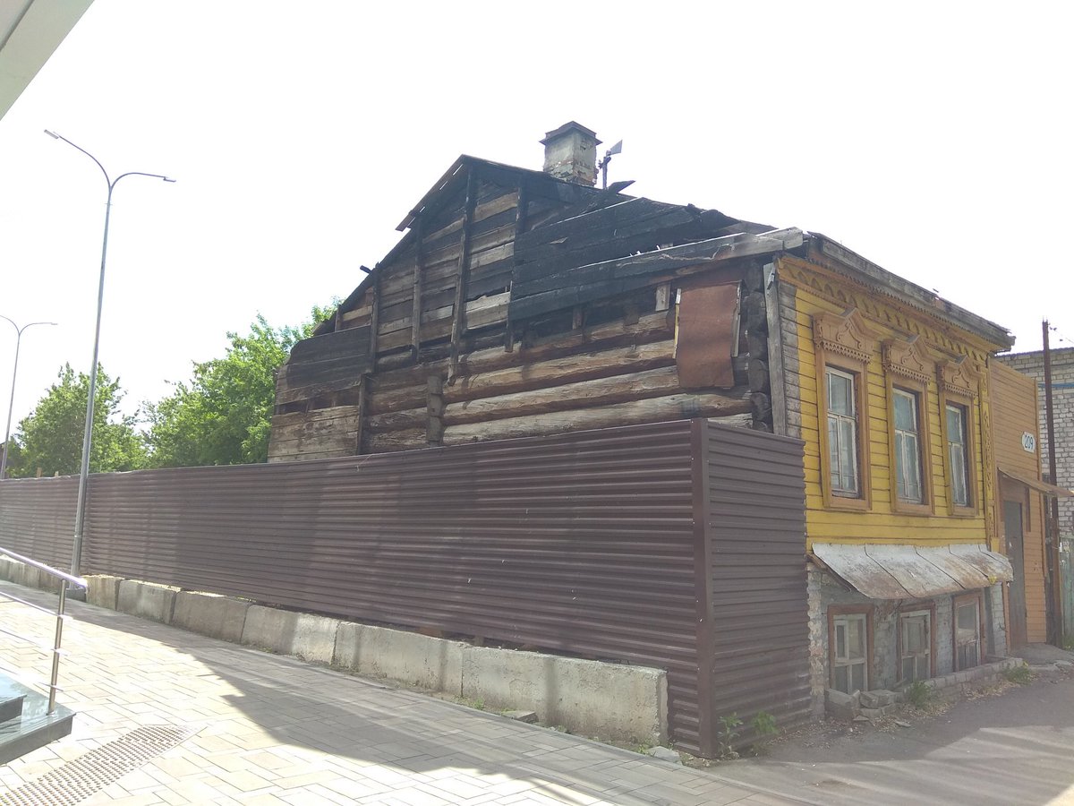 yan_nalimov's tweet image. Самара - город контрастов... Улица Ленинская. @Minstroy63 и @depstroy132 неужели нельзя или привести в порядок, или снести и навести порядок?
#Самара #старыедома #памятникархитектуры