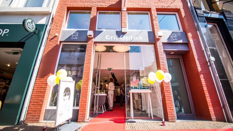 Grit Optiek loopt mee met de Blind Walk.
Waarom?  "Niet alles is op te lossen met een bril. Daarom willen wij geld inzamelen voor goed oogonderzoek", aldus Madelon Grit. Sponsor de lopers van Team Grit Optiek via blindwalk.nl/team/grit of loop ook mee! blindwalk.nl