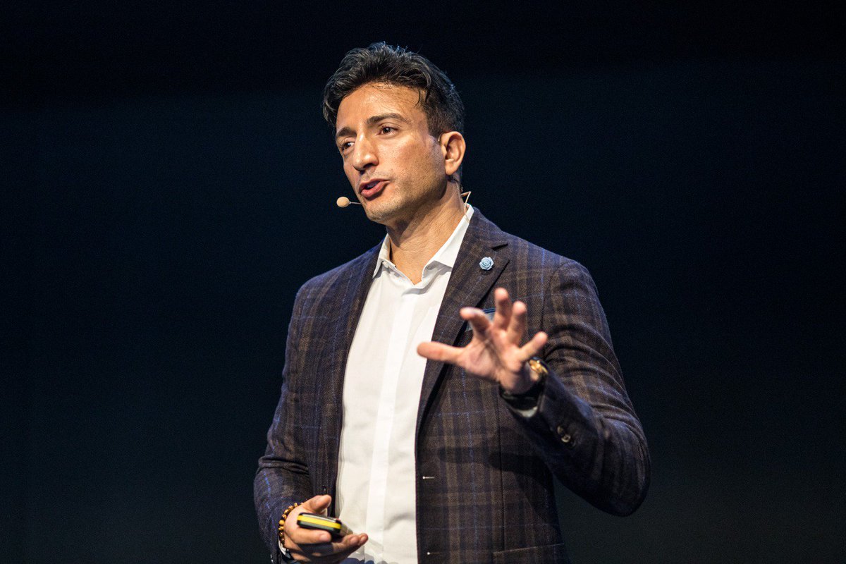 Hitachi_DE's tweet photo. "Innovation drives Business Outcomes" – @HIT_Consulting CEO Hicham Abdessamad auf der Bühne des #HitachiVantaraForum's in München. #BigData #Analytics https://t.co/XOk4BF8Jlz
