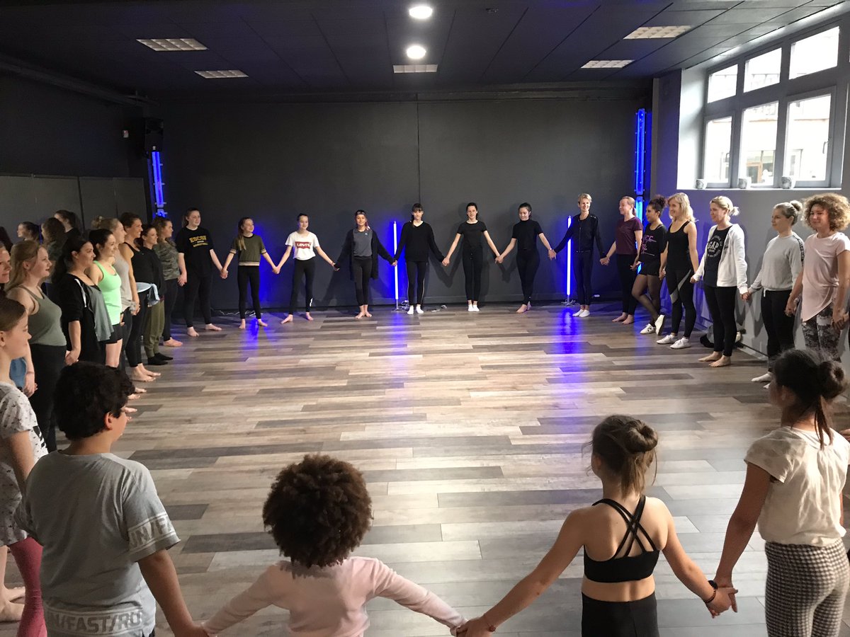 studiosonair's tweet photo. Dernière ligne droite pour l’école ! 
Grands et petits s’encouragent pour vous offrir le meilleur d’eux-mêmes vendredi soir à 21h au théâtre Raymond Devos TOURCOING 
#danse #dance #danselille #tourcoing #lilledanse #moderne #class #gala #show #artist #soa #mau #studiosonair https://t.co/pvvn2cSSya