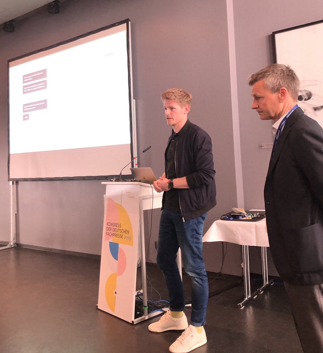 ShiftingContent's tweet photo. Einblicke in den Chatbot von @sigmundtalks gibt es jetzt im #startup &amp; #innovation Panel auf dem Kongress der Deutschen @fachpresse_de #fpk19 mit @haraldhenzler @marctsuess https://t.co/TpwoDsiuNs