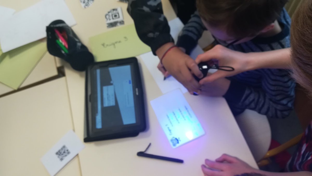 dane_nancy_metz's tweet photo. Une belle dynamique, une belle collaboration entre élèves @acnancymetz #Entrezcestouvert pour finir la sixième énigme et trouver le trésor. @Departement54 
#Escapegame #numériques https://t.co/d1zLKMGGWk