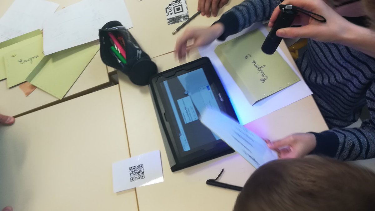 dane_nancy_metz's tweet photo. Une belle dynamique, une belle collaboration entre élèves @acnancymetz #Entrezcestouvert pour finir la sixième énigme et trouver le trésor. @Departement54 
#Escapegame #numériques https://t.co/d1zLKMGGWk