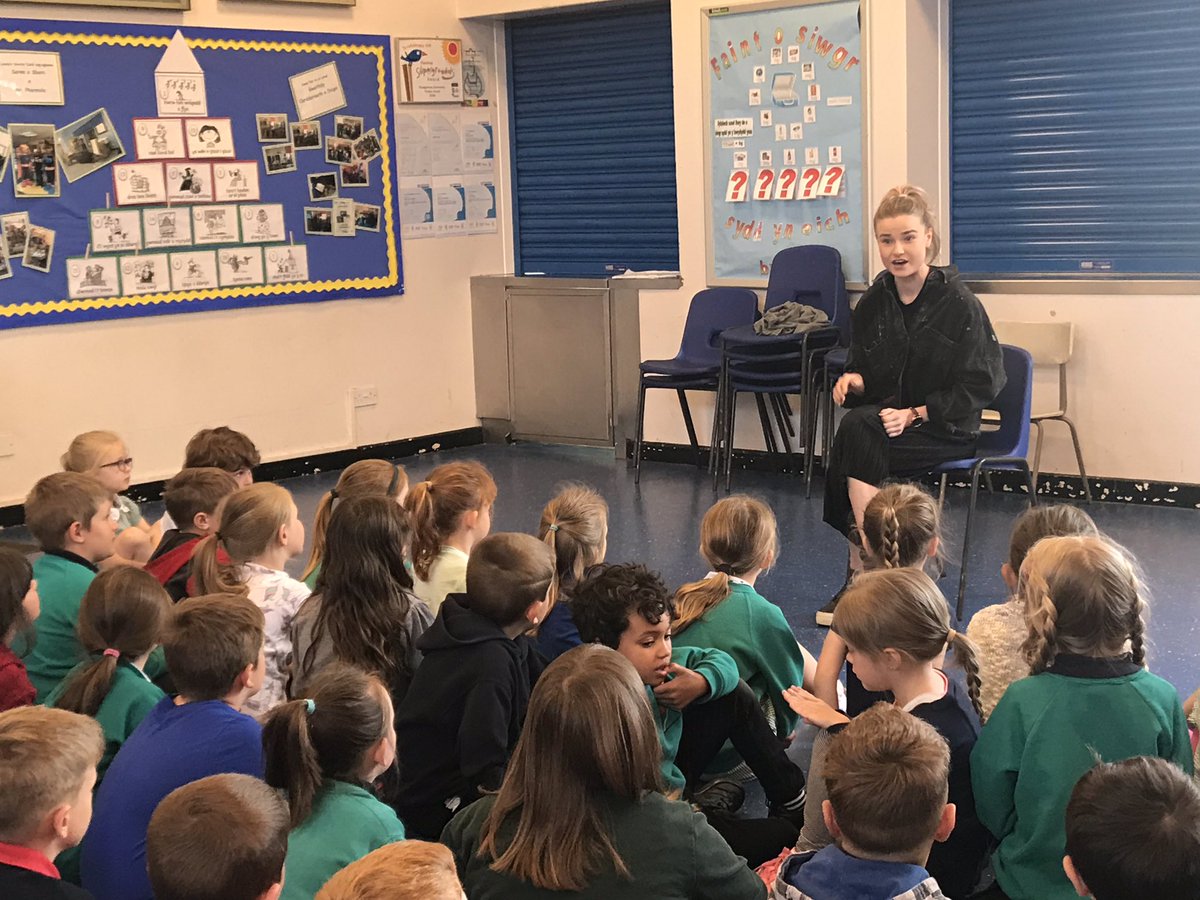 YGRhydypennau's tweet photo. Diolch yn fawr iawn i @_hannahmiles am ymweld â’r ysgol bore ‘ma, ac am ateb cwestiynau plant Bl.1 a 2. Ambell un o fl.6 hefyd yn manteisio ar y cyfle i ddweud helo! ⚽️ #tîmpêldroedcymru #cynddisgybl https://t.co/O9lpfStafr