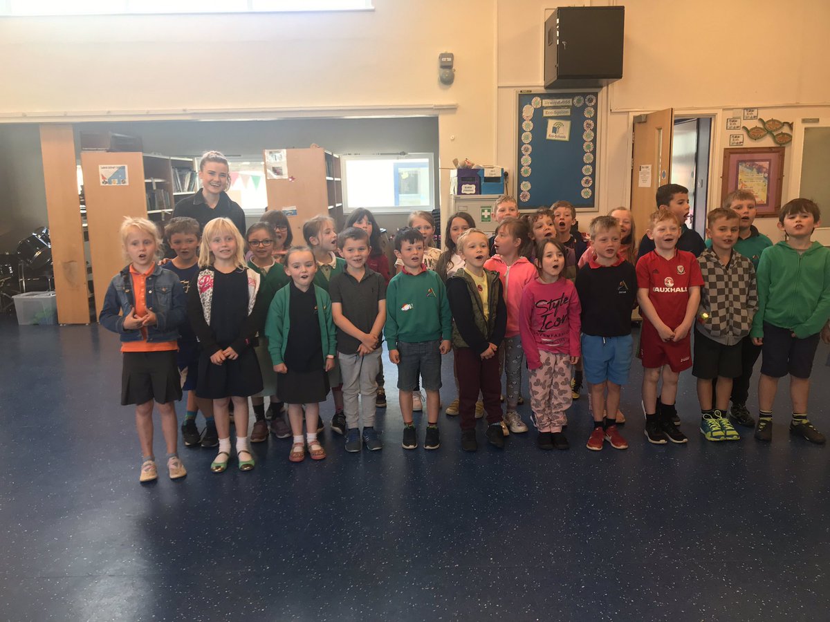 YGRhydypennau's tweet photo. Diolch yn fawr iawn i @_hannahmiles am ymweld â’r ysgol bore ‘ma, ac am ateb cwestiynau plant Bl.1 a 2. Ambell un o fl.6 hefyd yn manteisio ar y cyfle i ddweud helo! ⚽️ #tîmpêldroedcymru #cynddisgybl https://t.co/O9lpfStafr