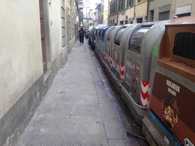 alesignorini's tweet photo. @Firenze, la postazione di raccolta di via Guelfa prima e dopo l'intervento di #Alia ......una lavatrice, secchi di vernici, ombrelli, sacchi di rifiuti sparsi... #Firenze non merita questo!! https://t.co/6D6xQR3mVl