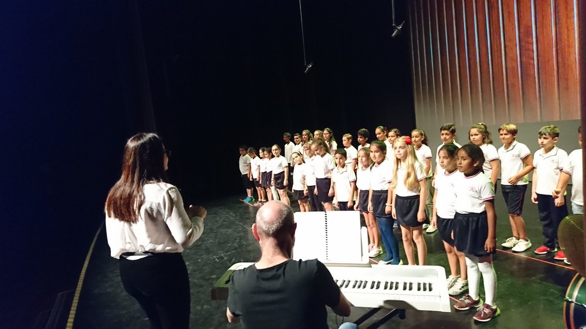 ProgramaLyB's tweet photo. El Ceip Poeta Domingo Velázquez pone la 🎶 musical de arranque al Concierto de Coros Escolares de Canarias 🇮🇨 por el Día de Canarias @EducacionCan https://t.co/gBxMDrDdmY https://t.co/Y4SjM2mGWP