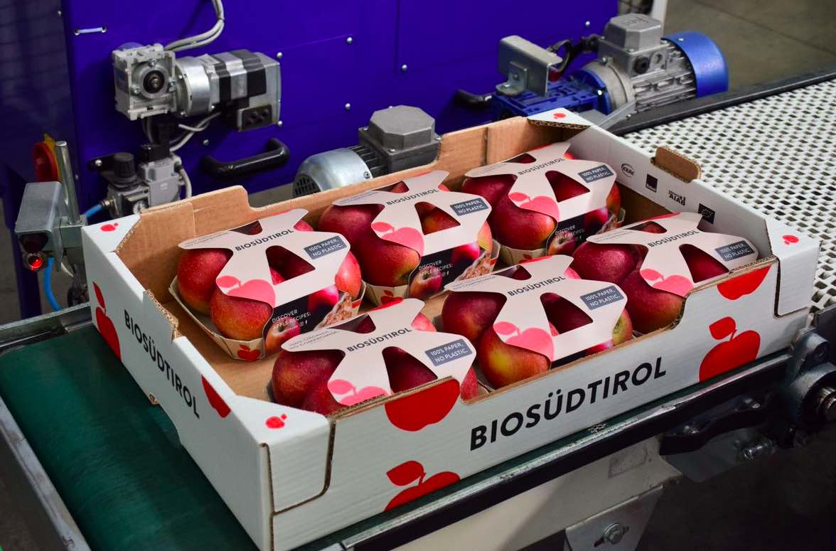 comieco's tweet photo. Arriva il vassoio mele🍎al 100% in #cartone! 
Il Consorzio VOG ha lanciato il primo vassoio da 4/6 mele completamente antispreco e amico dell'ambiente: biodegradabile, compostabile e riciclabile.♻️
https://t.co/agKoyatnB7 https://t.co/SnwhbKfaVF