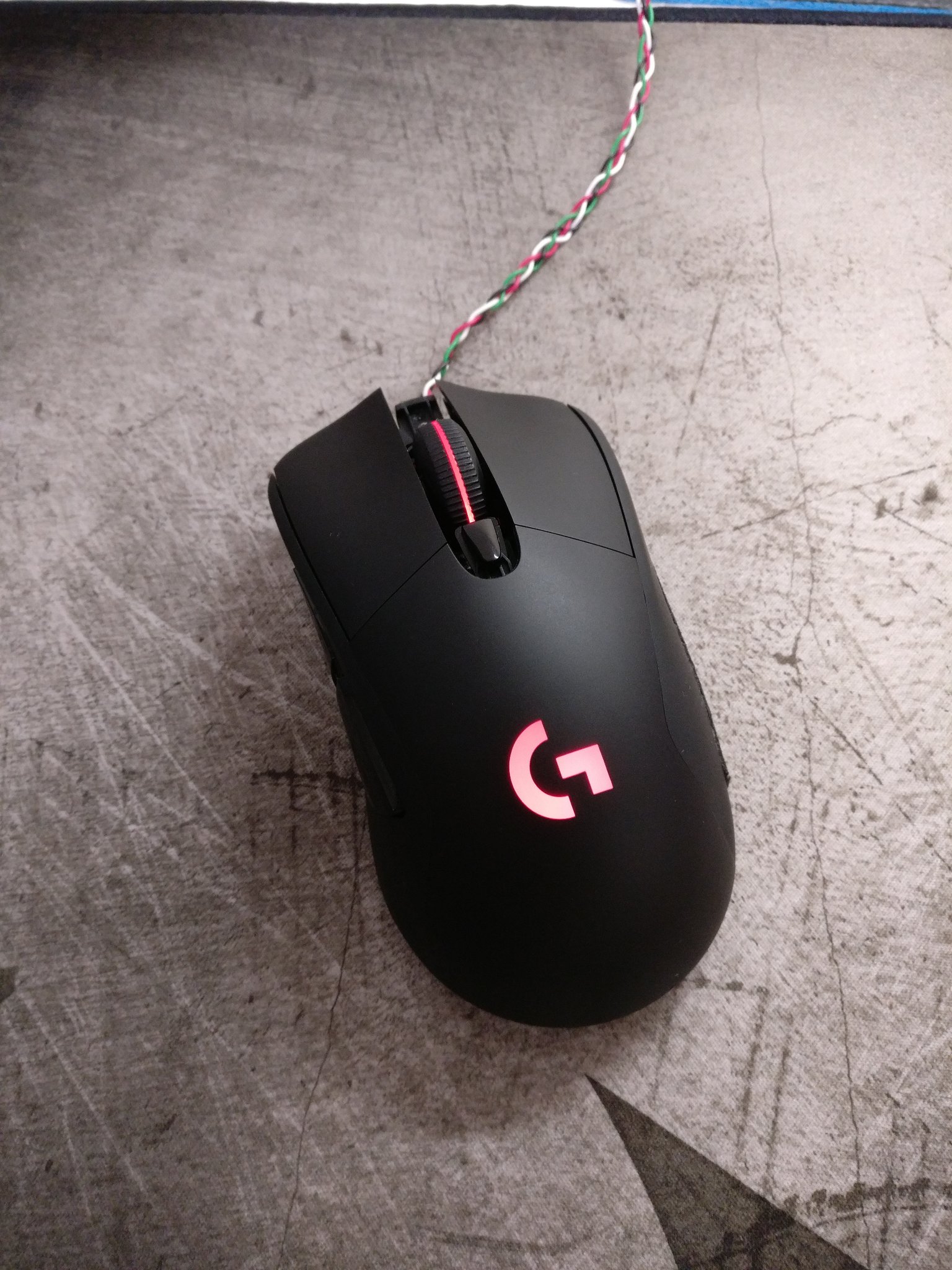 Hiramete0r 今回初めて試した四つ編みケーブルですが ケーブル自体軽いので操作感は簡易版パラコード と大差ないんですが 時々マウスパッドの端に引っかかることがあって微妙です Twitter