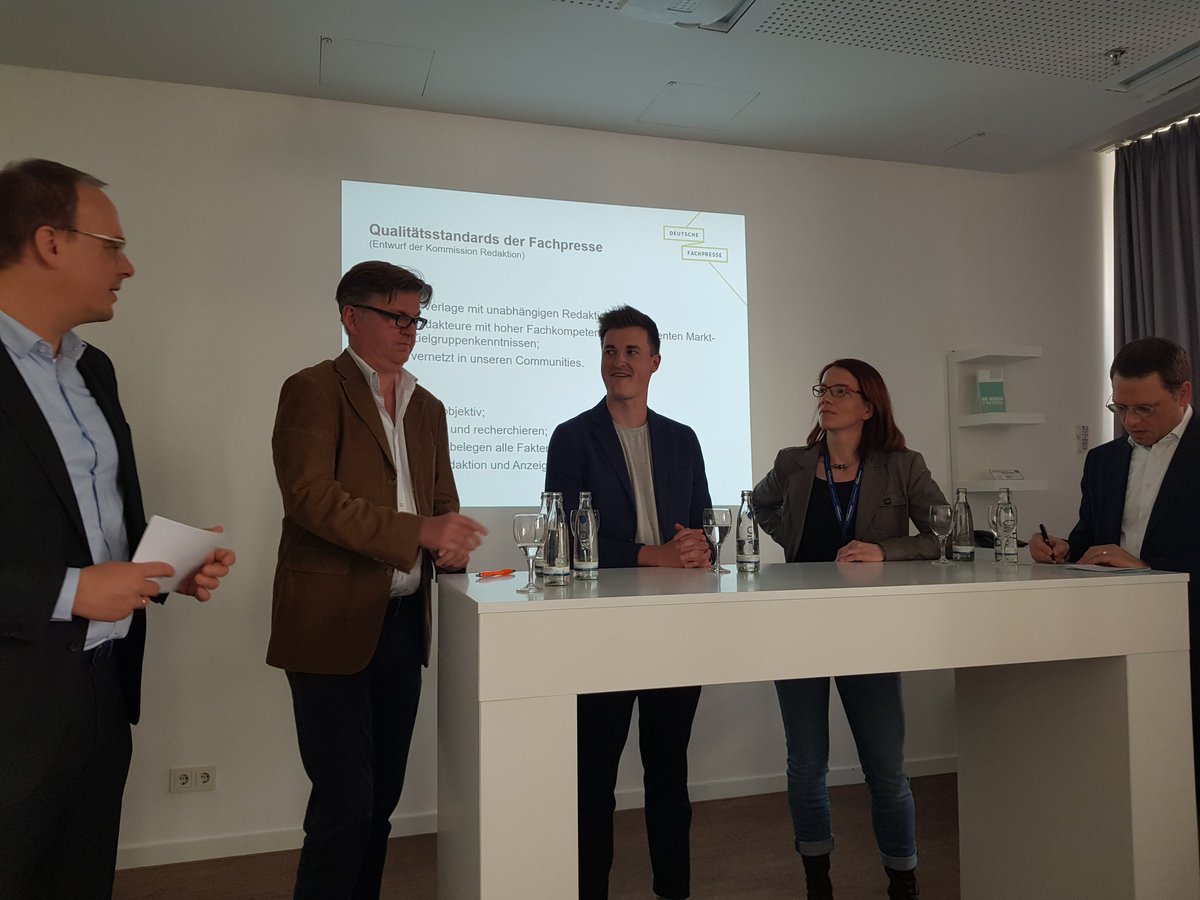 fachpresse_de's tweet photo. Sich Meinungen zutrauen, komplexe Verwicklung zwischen Anzeigen und Journalismus, Adressaten vertreten - Themen der drei Preisträger "Fachjournalist des Jahres 2019" in der Diskussion über Qualitätsanspruch im Fachjournalismus @CSeyerlein #move #fpk19 https://t.co/HlMJtxiw8d