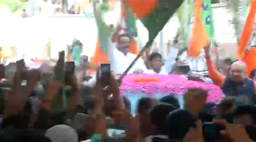 BJP4India's tweet photo. Pictures of victory celebrations at BJP HQ. #VijayiBharat https://t.co/iuQAKcf3cM