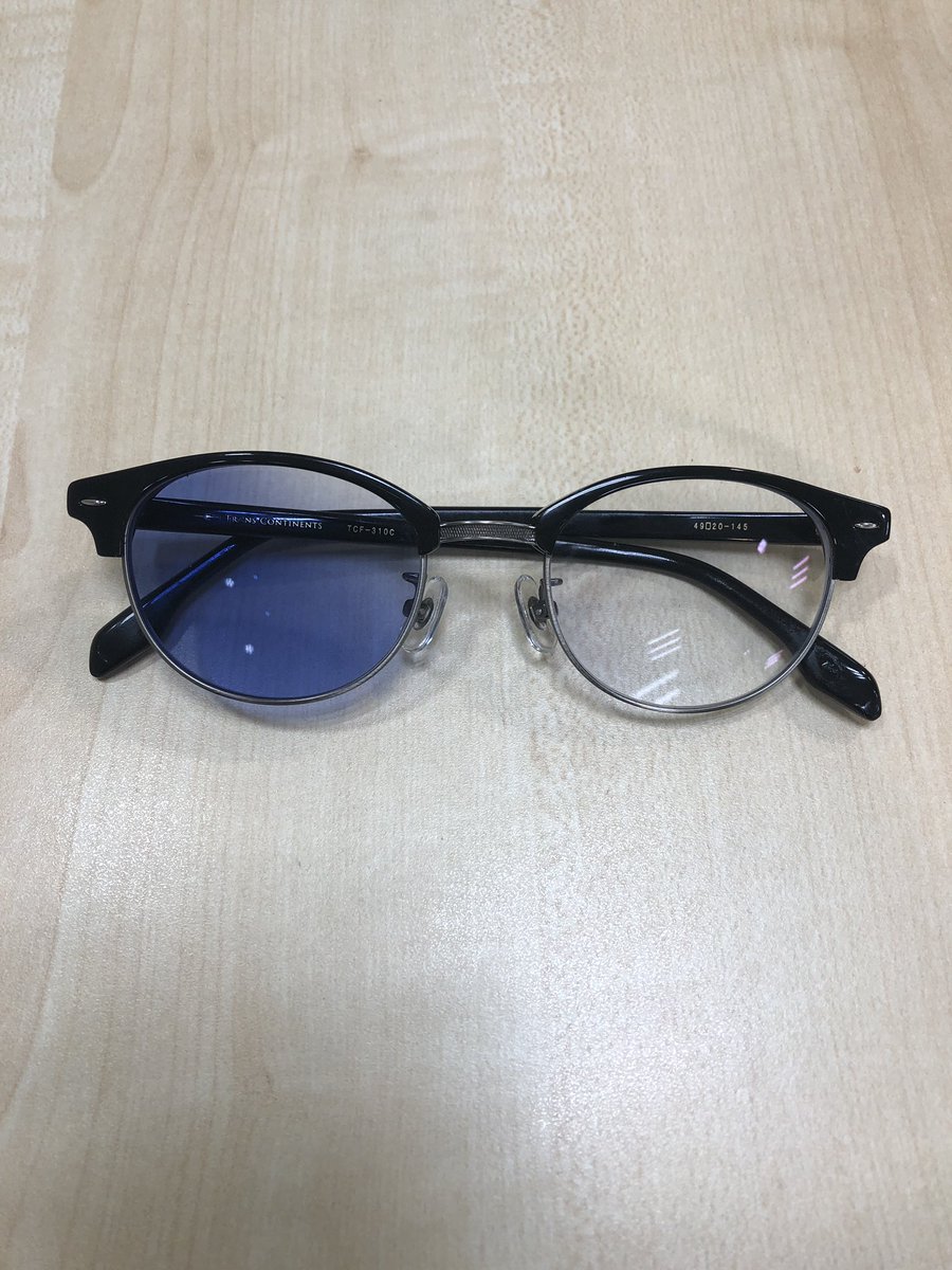 shatyou11's tweet photo. #たちばな諏訪店
#メガネ

#調光レンズ ってご存知ですか⁉️

室内にいる時は普通のメガネ
外に出たらサングラス

見てください❗️
この色の変化

色だけで無く
紫外線も99.99%カットします

全6色からお好きな色が選べます https://t.co/TdwfY0hUew