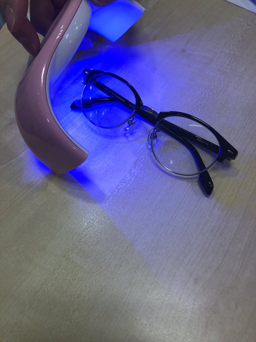 shatyou11's tweet photo. #たちばな諏訪店
#メガネ

#調光レンズ ってご存知ですか⁉️

室内にいる時は普通のメガネ
外に出たらサングラス

見てください❗️
この色の変化

色だけで無く
紫外線も99.99%カットします

全6色からお好きな色が選べます https://t.co/TdwfY0hUew