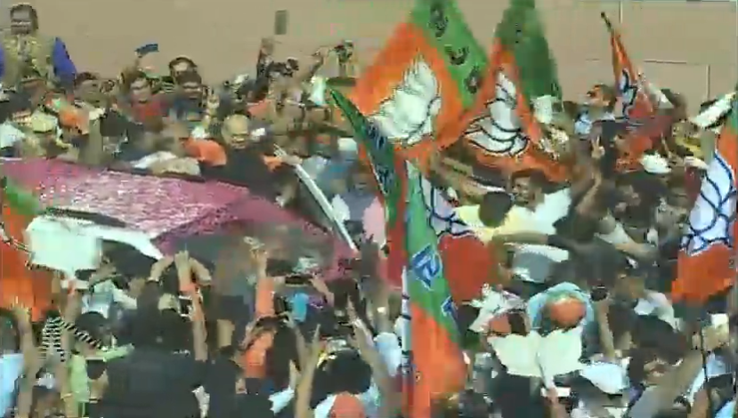 BJP4India's tweet photo. Pictures of victory celebrations at BJP HQ. #VijayiBharat https://t.co/iuQAKcf3cM