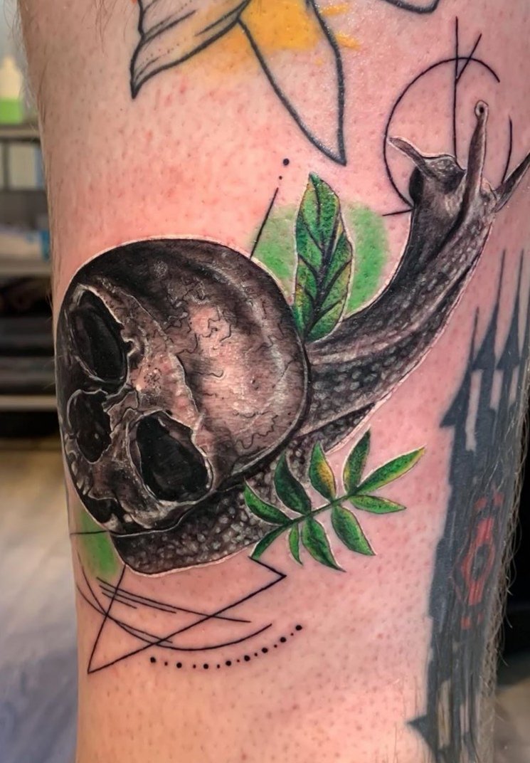 OrangeFoxJoker's tweet photo. New #tattoo #snail #skull #snailskull https://t.co/IcPGQbwSoi