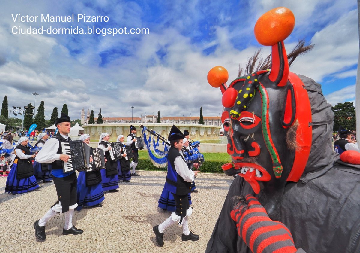 ciudad_dormida's tweet photo. El espectacular #Chocalheiro de #Bemposta observa el desfile marcial de la Real Banda de Gaitas "Ciudad de #Oviedo" 😊 ¡Sí, un año más en el extraordinario Festival Internacional de la Máscara Ibérica! #fimi #fimi2019 #lisboa #lisbon #portugal #mascara #mascaraiberica #mask https://t.co/9hIi4dolh0