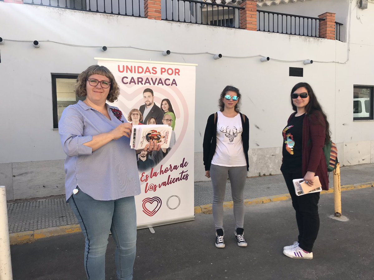 UPCaravaca's tweet photo. A primera hora de la mañana nos hemos presentado en el mercado de Barranda. Hemos hablado con nuestros vecinos y se les han presentado nuestras propuestas para unas pedanías mucho mejor consideradas y cuidadas.

Porque es la Hora de los Valientes.

https://t.co/YY3OSs58S7 https://t.co/9j6bolhLLj