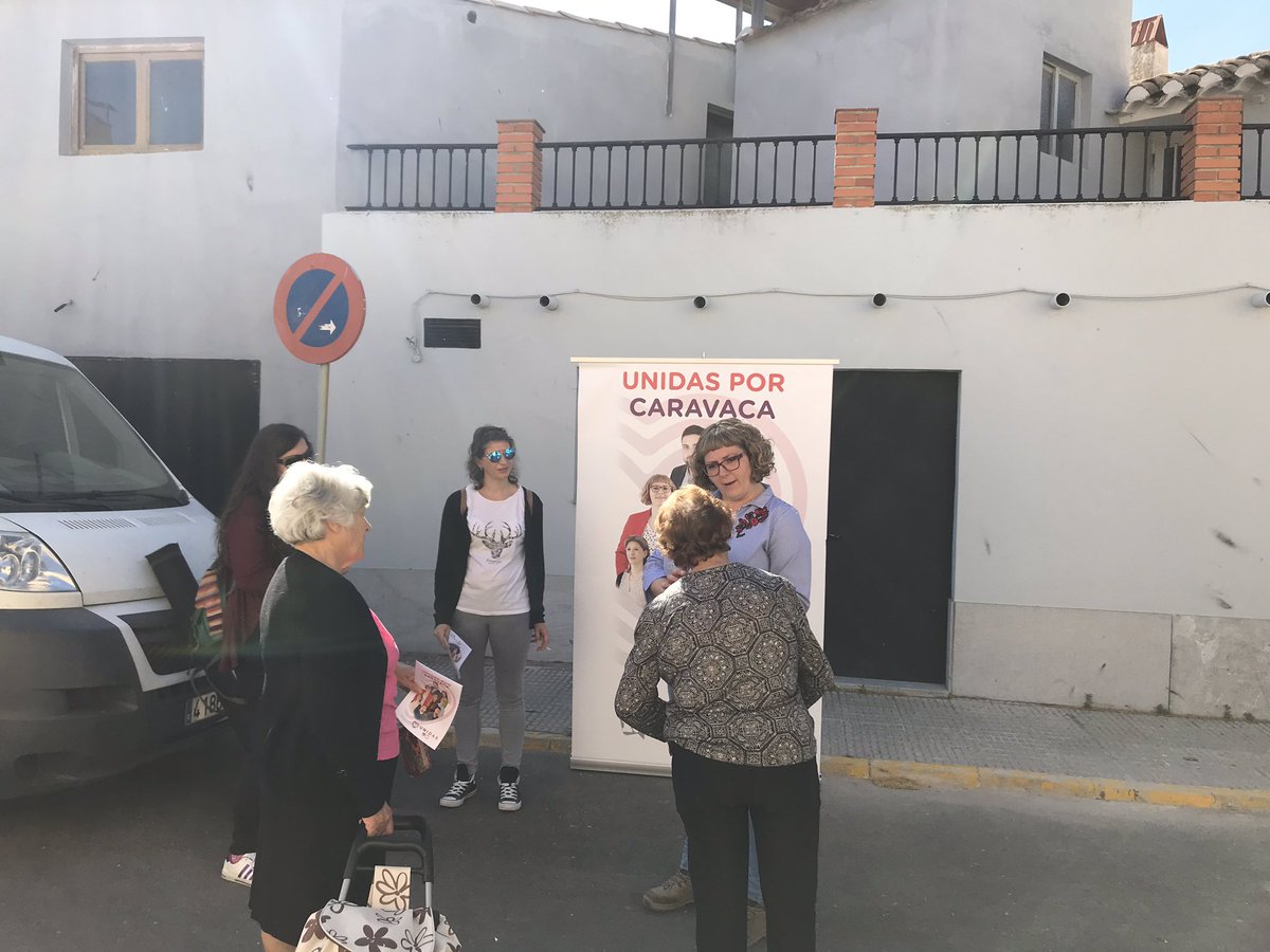 UPCaravaca's tweet photo. A primera hora de la mañana nos hemos presentado en el mercado de Barranda. Hemos hablado con nuestros vecinos y se les han presentado nuestras propuestas para unas pedanías mucho mejor consideradas y cuidadas.

Porque es la Hora de los Valientes.

https://t.co/YY3OSs58S7 https://t.co/9j6bolhLLj
