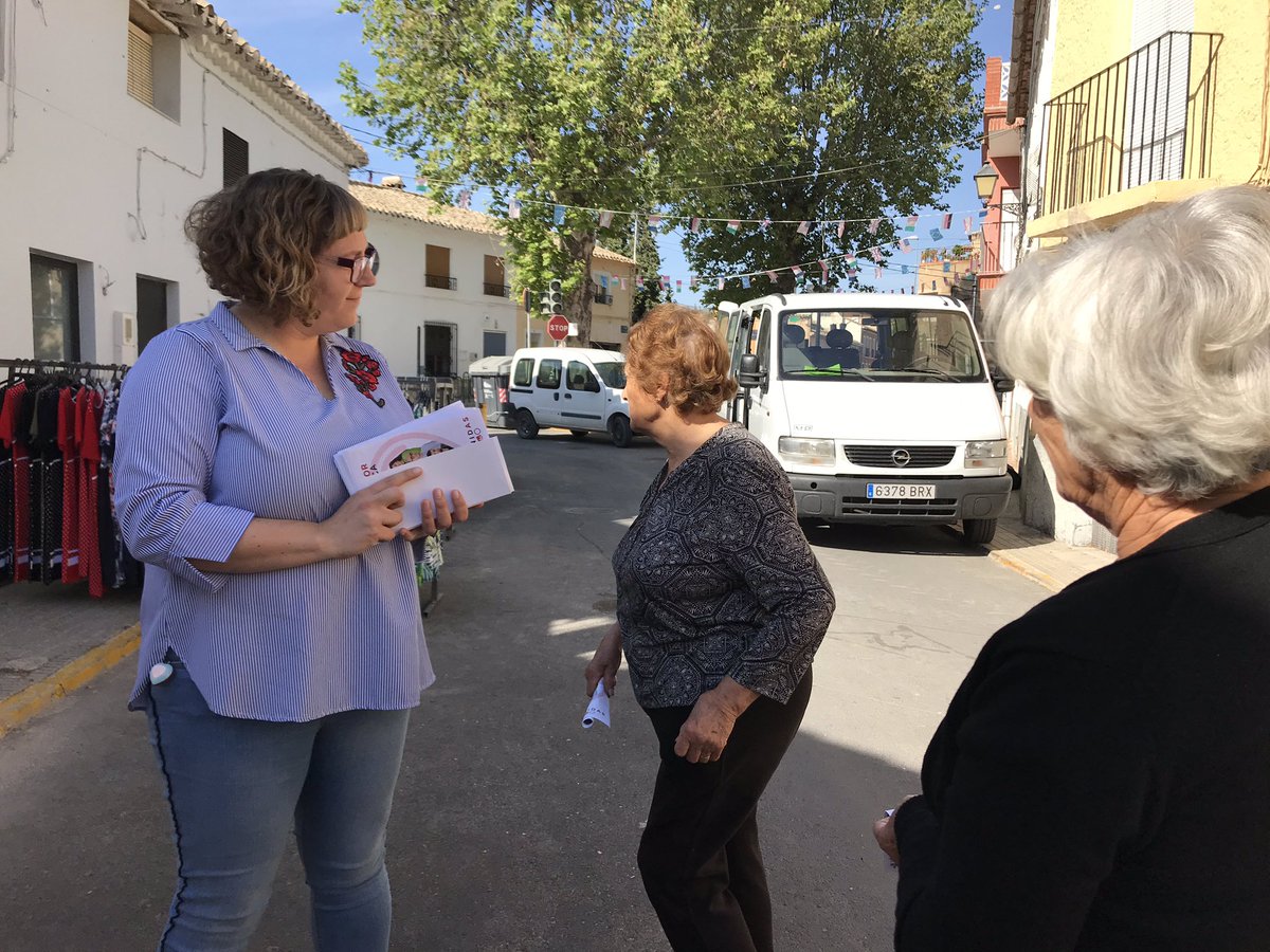 UPCaravaca's tweet photo. A primera hora de la mañana nos hemos presentado en el mercado de Barranda. Hemos hablado con nuestros vecinos y se les han presentado nuestras propuestas para unas pedanías mucho mejor consideradas y cuidadas.

Porque es la Hora de los Valientes.

https://t.co/YY3OSs58S7 https://t.co/9j6bolhLLj