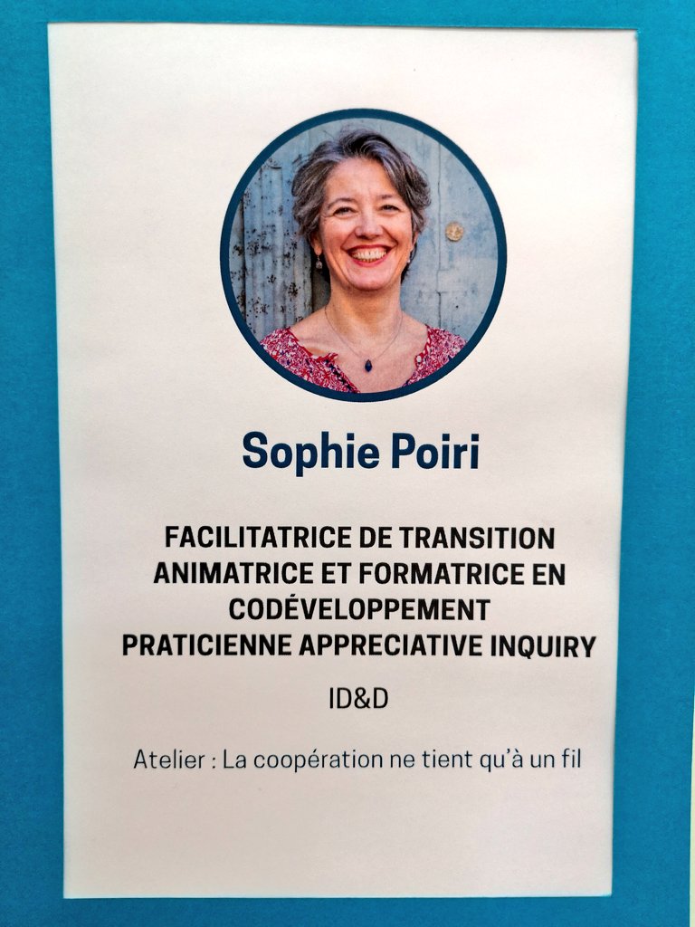 "La coopération ne tient qu'à un fil" ! Les participants #LaFabToulouse expérimentent la coopération entre eux pour faire naviguer le crayon sur la feuille !