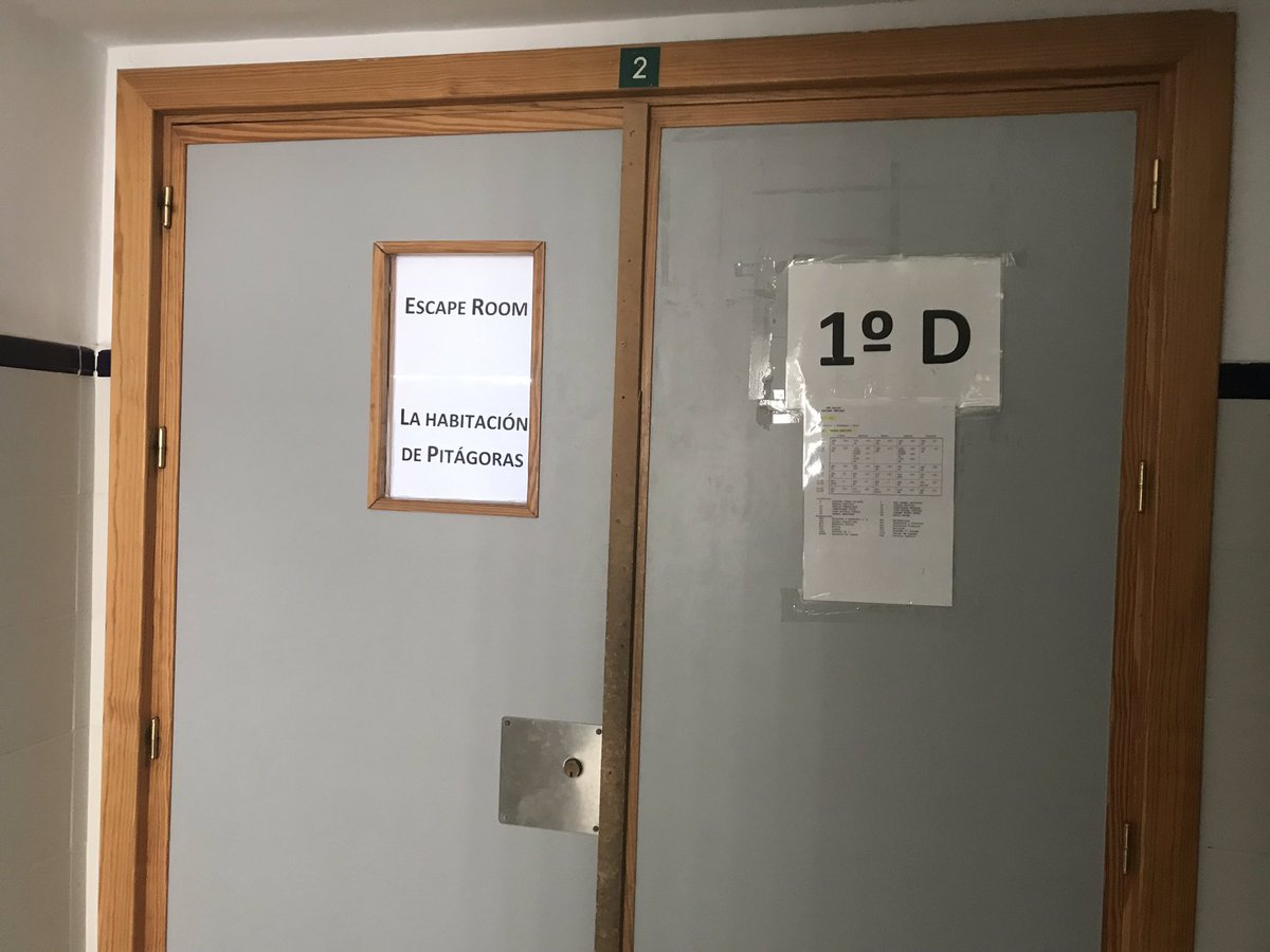 RadioJarifa's tweet photo. Algo se está cociendo en 1ºD... #escaperoom #Matemáticas con @Rafalillo86 en el @iesjarifa https://t.co/XK4r9T37tb