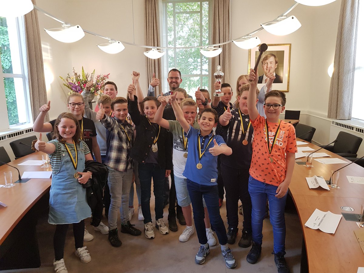 Gisteravond gingen 15 enthousiaste leerlingen van groep 7 en 8 van 5 basisscholen met elkaar in debat. Fracties waren aan elkaar gewaagd. Uiteindelijk riep de jury V4 van #JanBunnikschool uit als winnaar.
#Gefeliciteerd! #jongtalent
Meer info en foto's > lopik.nl/inwoners/nieuw…