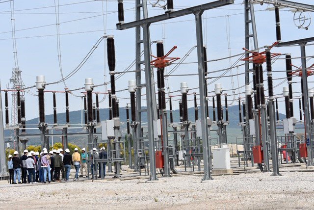 RedElectricaREE's tweet photo. 70 estudiantes del Máster de Ingeniería Industrial de @tecnun se han acercado a nuestra subestación de Muruarte para conocer de primera mano el funcionamiento de una de las instalaciones esenciales para el suministro de #Pamplona y alrededores https://t.co/VYbi6PMQ2h