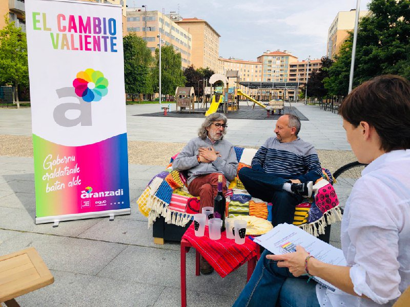 Egun on! Buen día!
Hoy estamos en las plazas de Iruñea a explicando la propuesta de Aranzadi-Equo para los barrios. Muchas personas se han acercado a preguntar, proponer y resolver dudas y, de paso, a tomar un bocado con nuestro cabeza de lista Andoni Romeo 
 #ElSofáDeAndoniRomeo