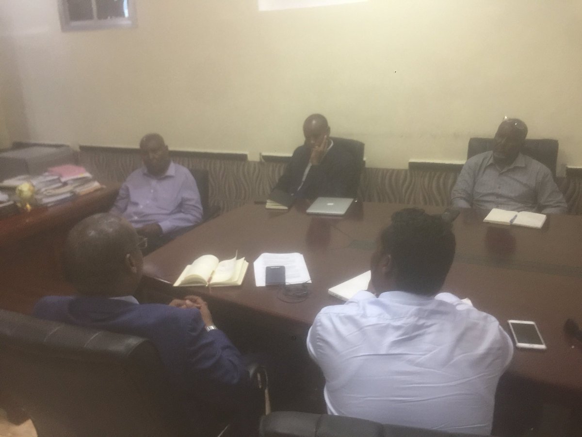 MoEWRSo's tweet photo. Wasiir ku xigeenka wasaaradda #Tamarta iyo Khayraadka Biyaha mudane #Cismaan Libaax oo maanta la shiray Farmayaqaanada wasaaradda ayadoo kulanka looga hadlay ka faa’idaysiga Biyaha Roobka iyo Wabiyada https://t.co/yRF3WJIacf