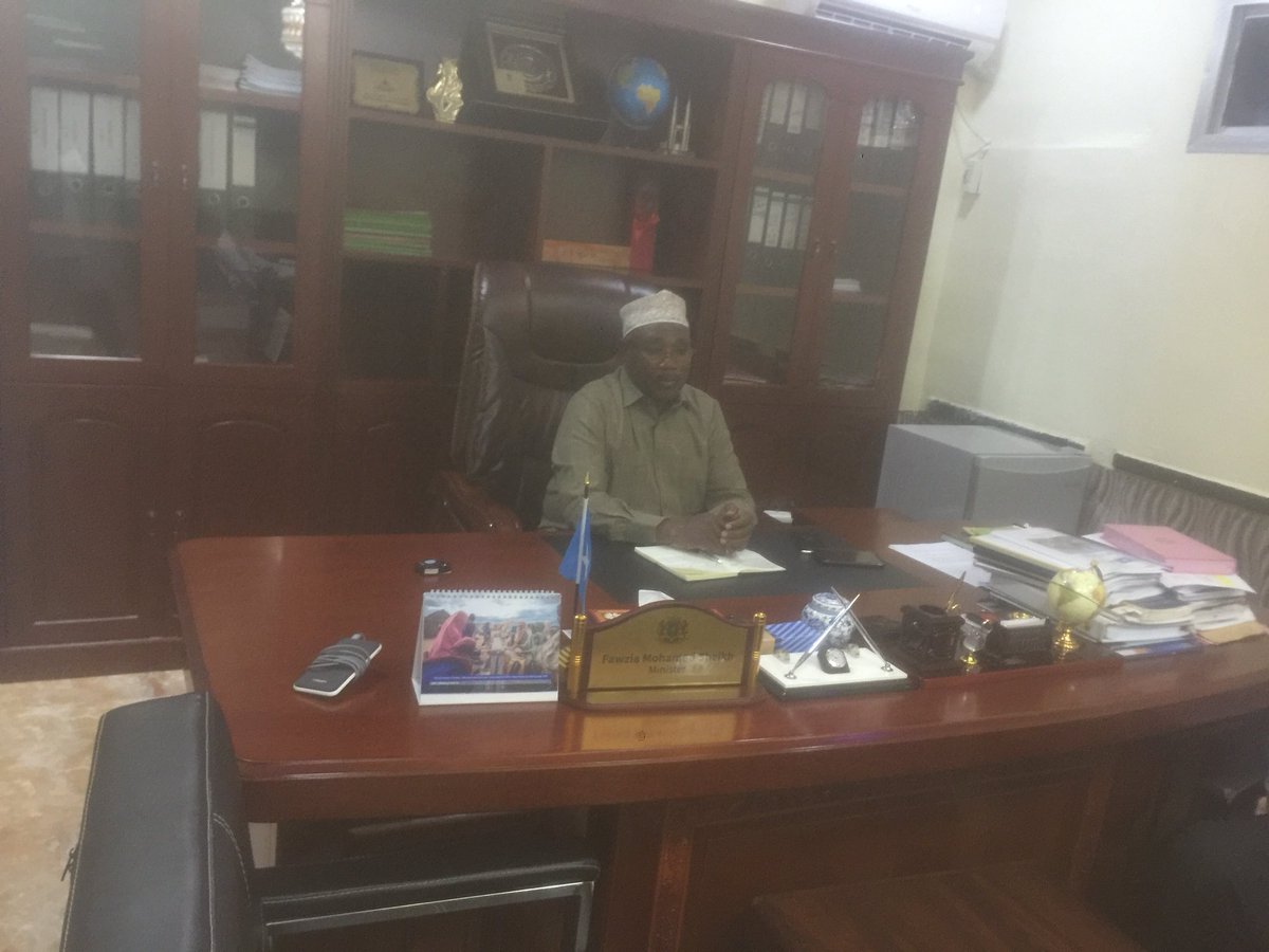 MoEWRSo's tweet photo. Wasiir ku xigeenka wasaaradda #Tamarta iyo Khayraadka Biyaha mudane #Cismaan Libaax oo maanta la shiray Farmayaqaanada wasaaradda ayadoo kulanka looga hadlay ka faa’idaysiga Biyaha Roobka iyo Wabiyada https://t.co/yRF3WJIacf
