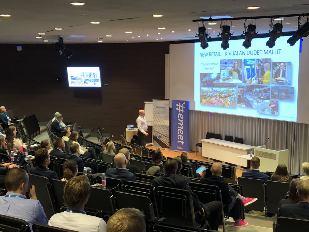 Täällä taas! Mutta nyt ”toisella puolella”. Kohta stagella puhumassa aiheesta ”100 maata ja 100 milj. euroa”🚀. Kova on myös lämppäri <a href="/parsama/">Leevi Parsama</a> #globaali #verkkokauppa #kasvu #emeet #emeetnordic