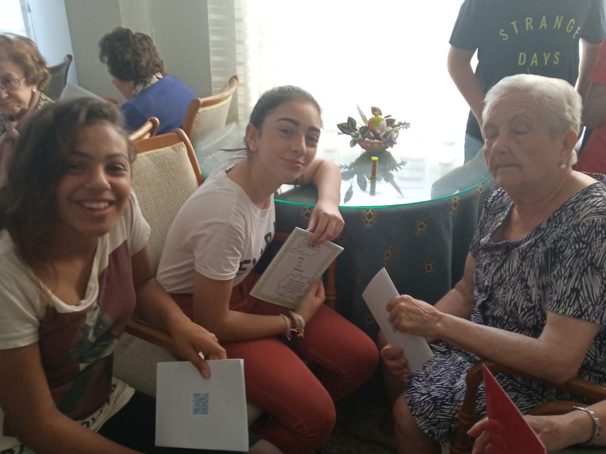 JmfPintor's tweet photo. Los alumnos de 1º y 2º ESO del IES Pintor José Mª Fernández visitan el Centro de Mayores San Juan de Dios para entregarles una revista literaria realizada por ellos mismos a partir de entrevistas a los ancianos, dentro del Proyecto "Aprendo feliz ayudando a los ancianos". https://t.co/gEurgjFgPg