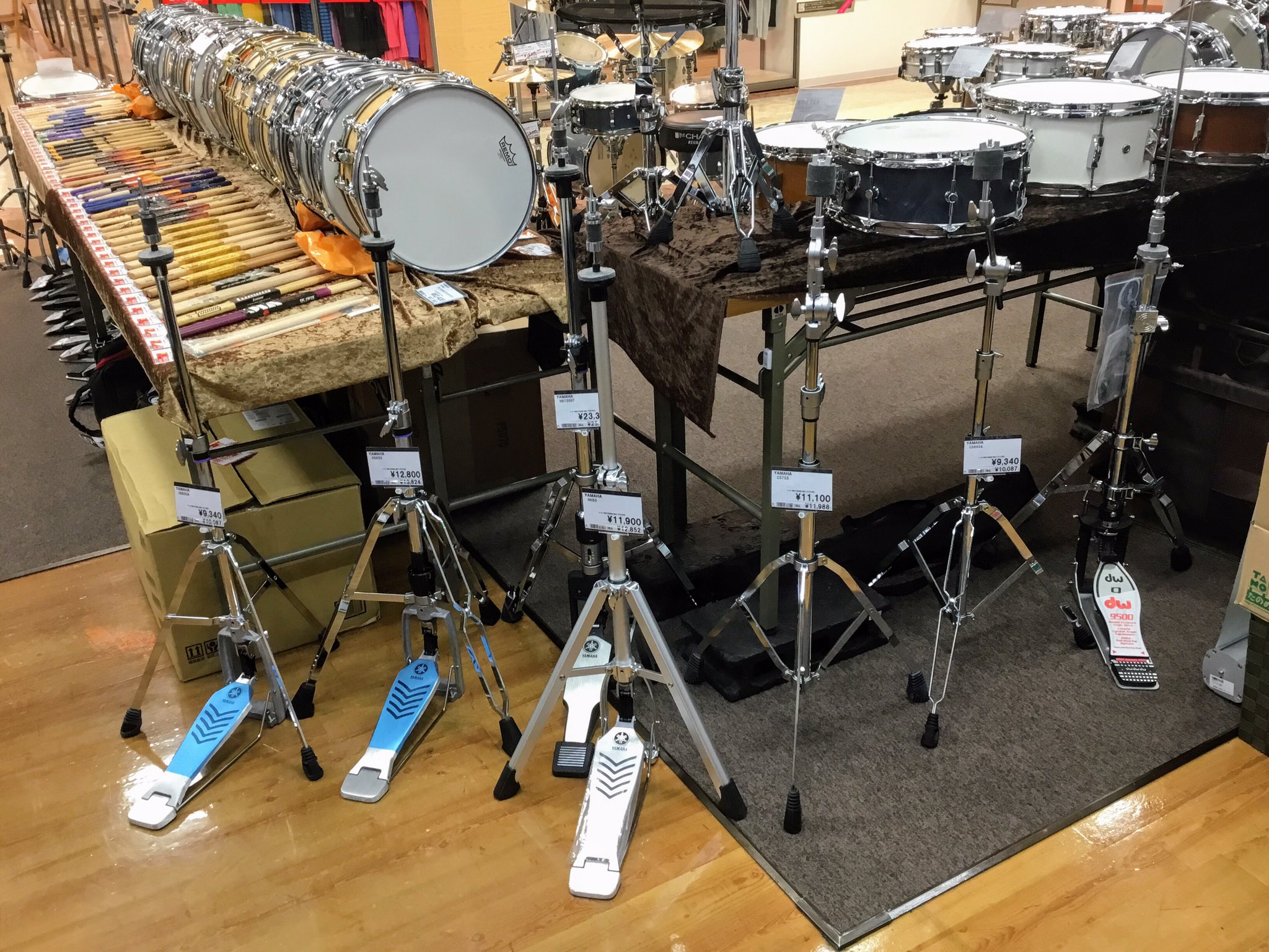島村楽器 Fkd宇都宮店 ドラムショー実況 シンバルは裏面にもあります 生ドラムセットも試打ok スティックは特価が盛りだくさん ハードウェアも揃ってます