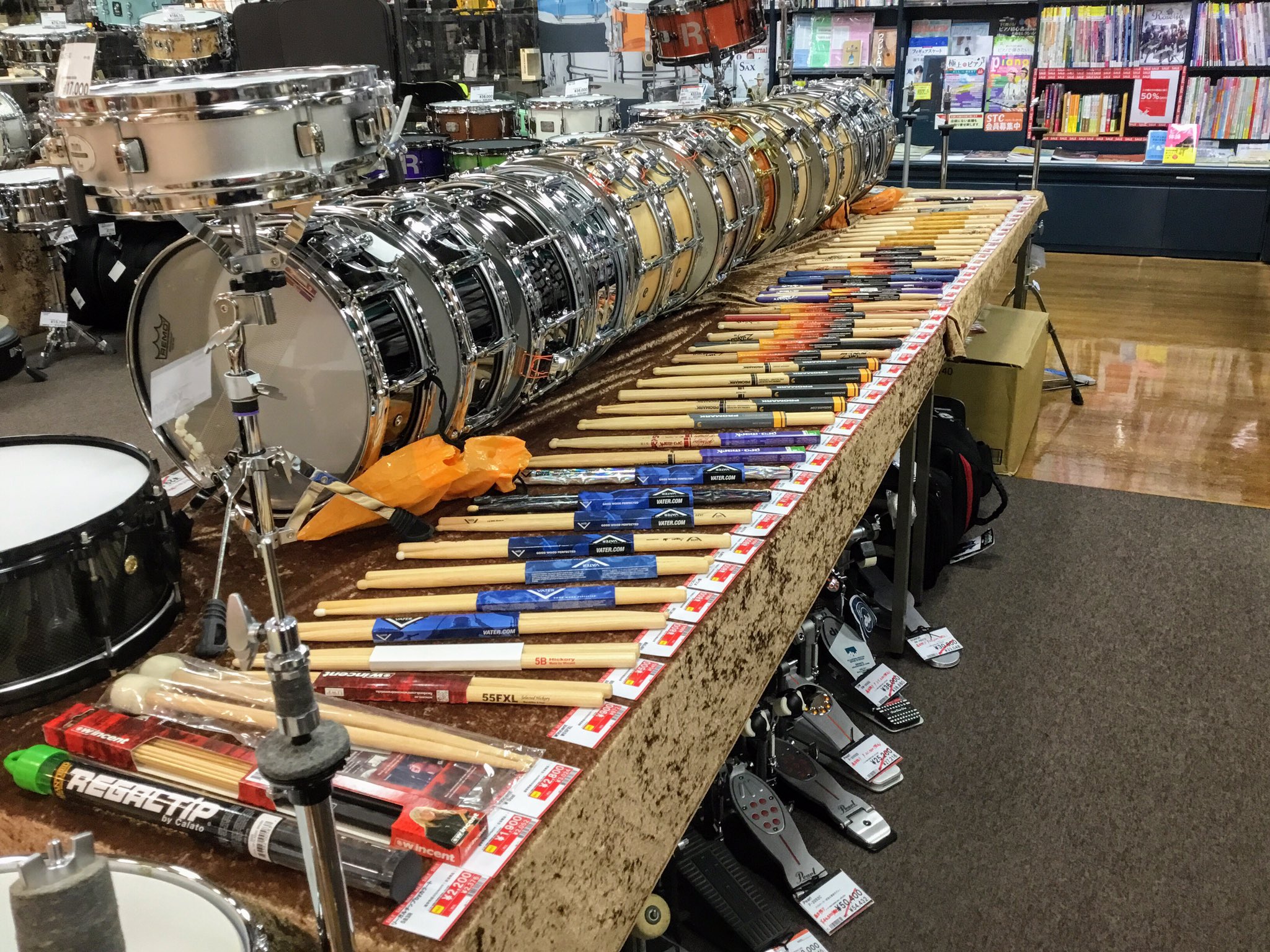 島村楽器 Fkd宇都宮店 ドラムショー実況 シンバルは裏面にもあります 生ドラムセットも試打ok スティックは特価が盛りだくさん ハードウェアも揃ってます