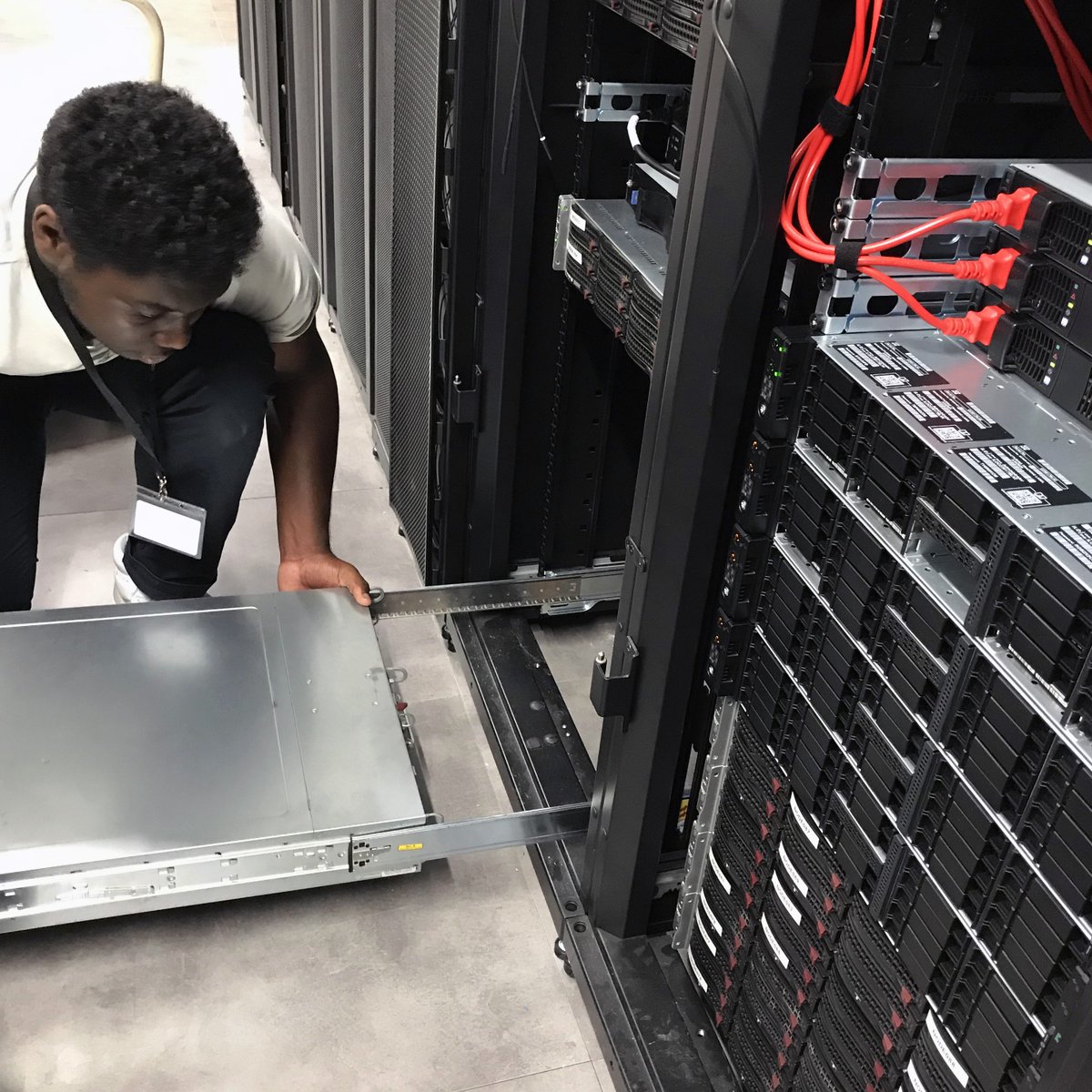 ExtendoDC's tweet image. Rackage du cluster de calcul haute performance #HPC #EUROCFD : 2000 coeurs et +30 téraflops pour la #SimulationNumerique dans des baies haute densité du #datacenter #CloudComputing