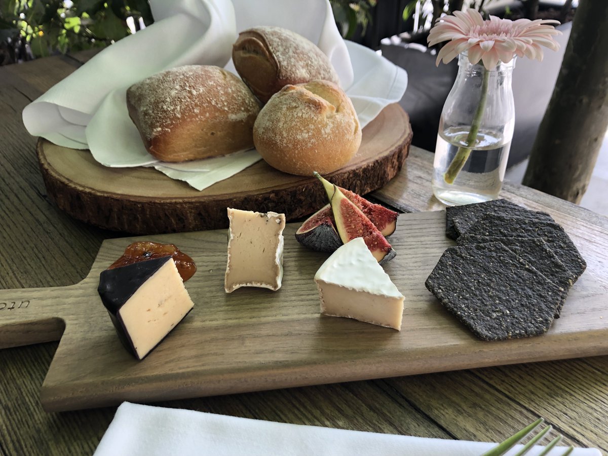 lasuitewest's tweet photo. New vegan Cafe Forty One Summer Menu launches 1 June - Cheeseboard with charcoal crackers, fruit & chutney https://t.co/JFGYzx85YV #cafefortyone #plantbased #vegan #cheeseboard @mousesfavourite #veganrestaurant #londonfoodies https://t.co/qWaD5Omkp1