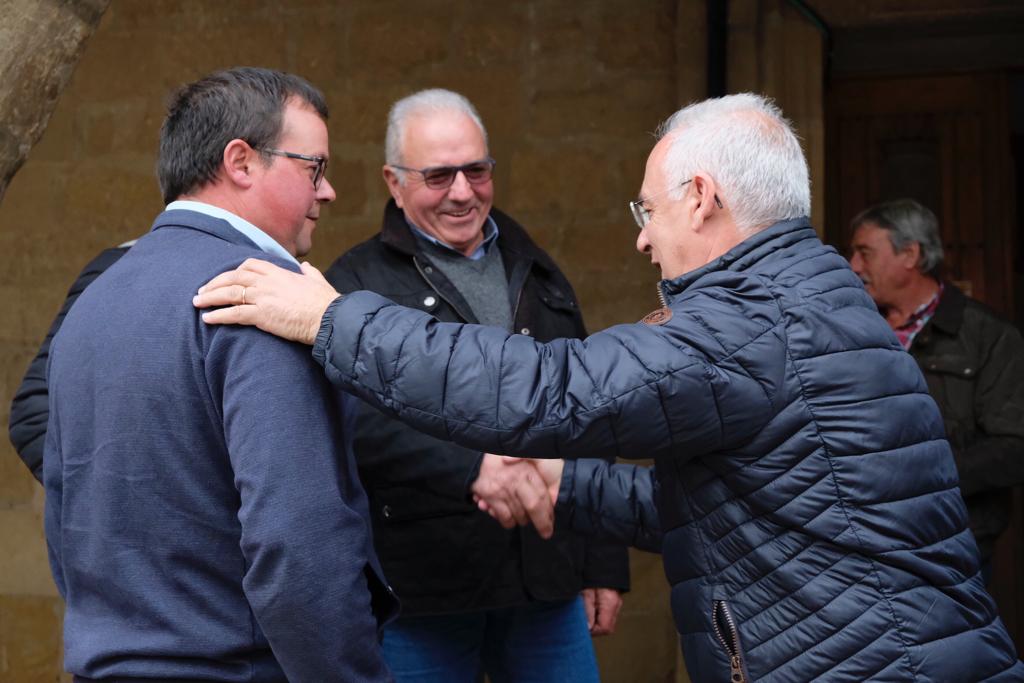 jiceniceros's tweet photo. Vamos a superar a las encuestas el próximo #26M. Necesitamos la confianza mayoritaria para formar un Gobierno de garantías. Tenemos la voluntad de que #LaRioja sea la mejor región de España y el proyecto @LaRiojaPP lo va a conseguir. 
#26M #SigamosMejorando #CentradosEnTuFuturo https://t.co/Z27lCJUO69